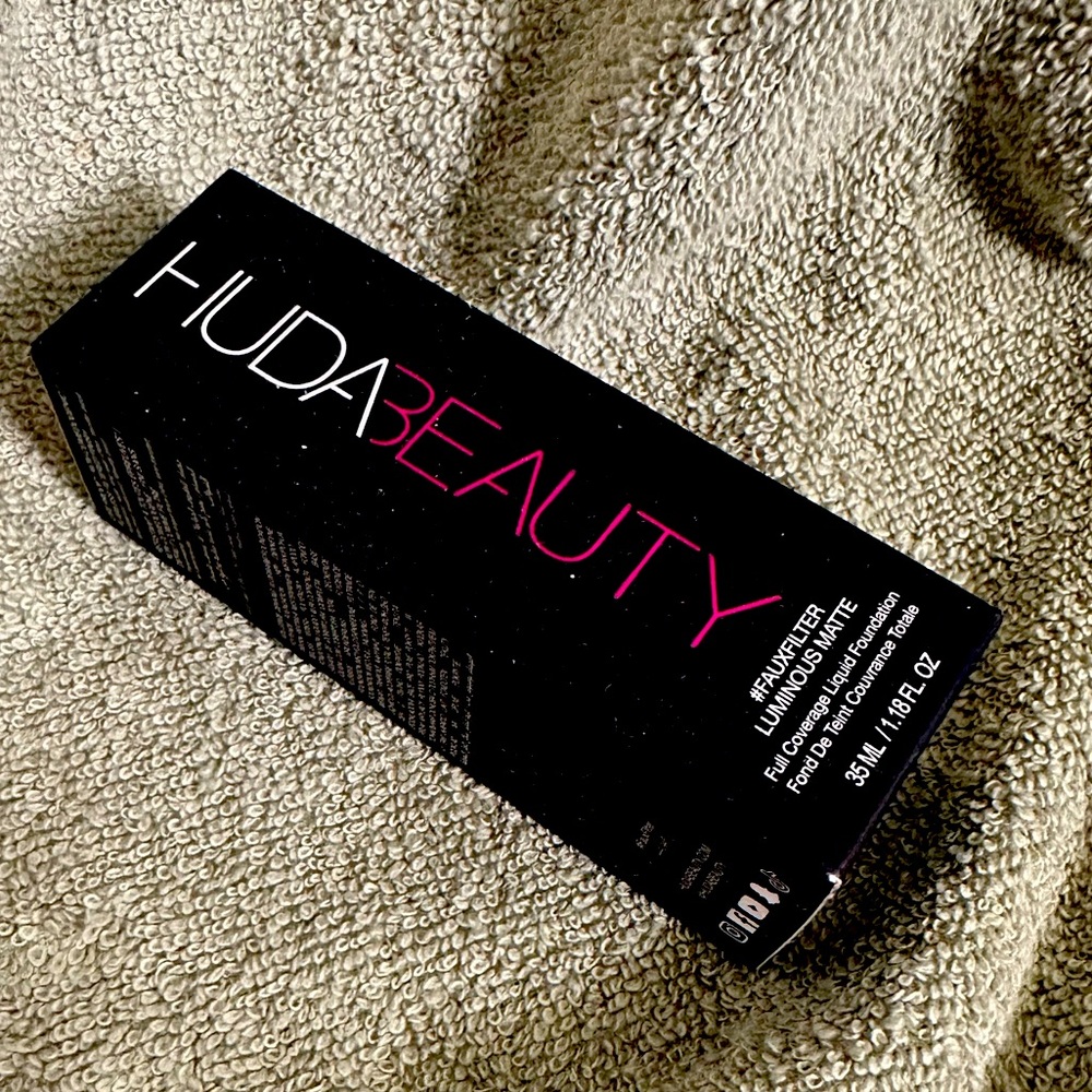 Huda Beauty #FauxFilter luminous matte foundation “Cheesecake”